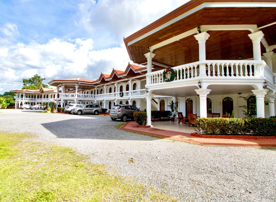 https://www.hotelloshiguerones.com/wp-content/uploads/2024/04/Hotel-Los-Higuerones-Nosotros-3.webp